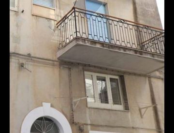 Foto 1 di 27 - Casa bifamiliare, trifamiliare in Vendita in Via Rapisardi 5 a Scicli