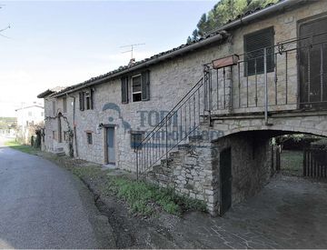 Foto 1 di 28 - Casa bifamiliare, trifamiliare in Vendita in Frazione Pian San Martino a Todi