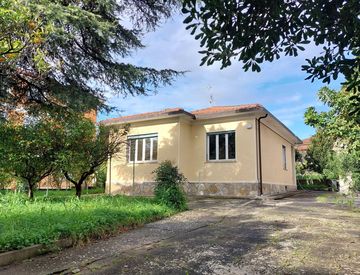 Foto 1 di 34 - Casa indipendente in Vendita in Via del Sole 8 a Diano Marina