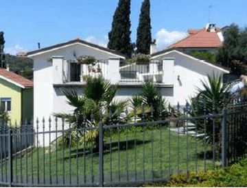 Foto 1 di 19 - Casa indipendente in Vendita in Via Privata Altamira 16 a Imperia