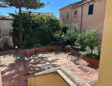 Piscina - Casa indipendente in Vendita in Largo Pianicello a Catanzaro