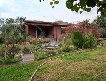 Facciata - Villa in Vendita in Via Gilberto Govi 18 a Varese