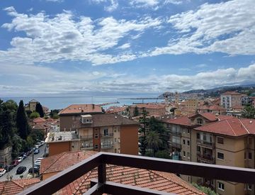 Terrazza - Attico, mansarda in Vendita in Via Diano Calderina a Imperia