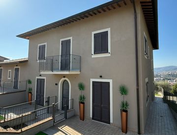 Facciata - Trilocale in Vendita in zona Ferro di Cavallo, Madonna Alta a Perugia