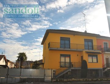 Foto 1 di 38 - Casa indipendente in Vendita in Via Terracina a Vercelli