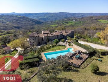 Piscina - Trilocale in Vendita in Località Izzalini 8 a Todi