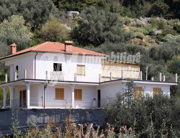 Foto 1 di 35 - Villa in Vendita in Strada Greppa 22 a Vallebona
