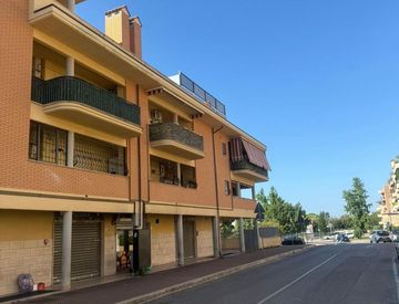 Facciata - Locale commerciale in Vendita in Via delle Regioni 44 a Aprilia