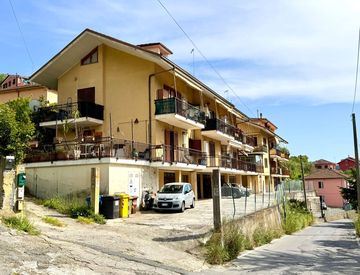 Foto 1 di 21 - Trilocale in Vendita in Via Cantalupo 46 a Imperia