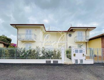 Facciata - Casa bifamiliare, trifamiliare in Vendita in zona Marina di Pietrasanta a Pietrasanta