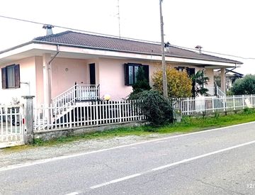 Foto 1 di 52 - Villa in Vendita in Via Faldella 169 a Crescentino