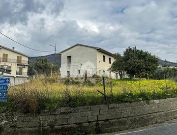 Foto 1 di 32 - Casa indipendente in Vendita in Contrada Contessa a Jacurso