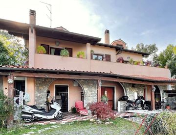 Foto 1 di 57 - Casa bifamiliare, trifamiliare in Vendita in Via Cason della Guardia a Imperia