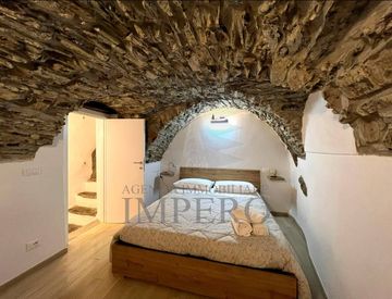 Camera da letto - Bilocale in Vendita in Via Martiri della Liberta a Apricale