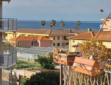 Foto 1 di 13 - Trilocale in Vendita in Via Aurelia Ponente 78 a Santo Stefano al Mare