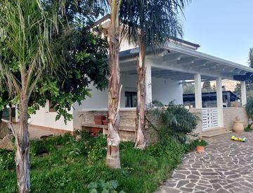 Facciata - Casa bifamiliare, trifamiliare in Vendita in Via delle Rose 7 a Torretta