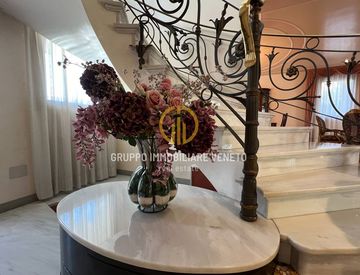 Foto 1 di 35 - Villa in Vendita in Viale Brigata Treviso a Treviso