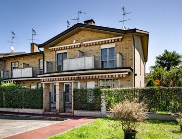 Facciata - Villetta a schiera in Vendita in Via Paganini 35 a Caronno Pertusella