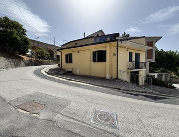 Facciata - Villetta a schiera in Vendita in Via Porta San Anna 138 a Zungoli