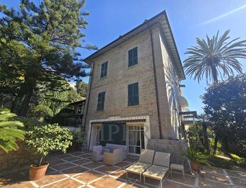 Foto 1 di 42 - Casa bifamiliare, trifamiliare in Vendita in Via Romana a Bordighera