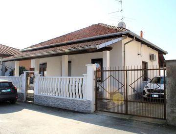Foto 1 di 17 - Casa indipendente in Vendita in Via Monte Rosa 6 a Tronzano Vercellese