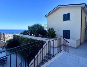 Foto 1 di 44 - Bilocale in Vendita in Via Cavi 8 a Santo Stefano al Mare