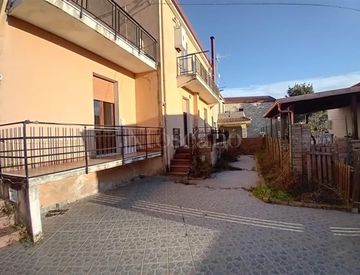 Foto 1 di 20 - Casa indipendente in Vendita in Via Tommaso Cornelio a Catanzaro