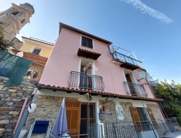 Foto 1 di 37 - Rustico, casale in Vendita in Via Provinciale 7 a Pietrabruna