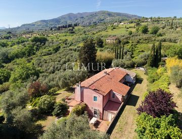 Vista - Rustico, casale in Vendita in Via della Chiesa di Gragnano 35 a Capannori