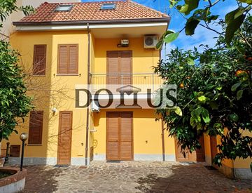 Foto 1 di 31 - Casa indipendente in Vendita in Via Nuova a Catanzaro