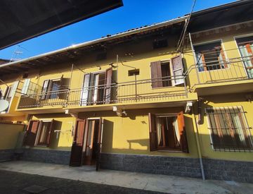 Foto 1 di 15 - Casa bifamiliare, trifamiliare in Vendita in Vicolo GIOBERTI 2 a Bianzè