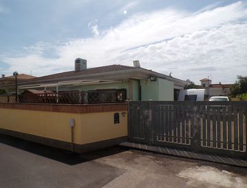 Facciata - Villa in Vendita in Via Alessandro Verri 46 a Anzio