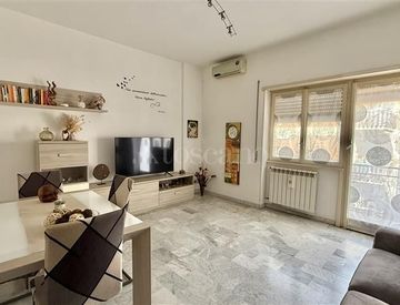 Soggiorno - Trilocale in Vendita in Via San Pantaleo Campano a Roma