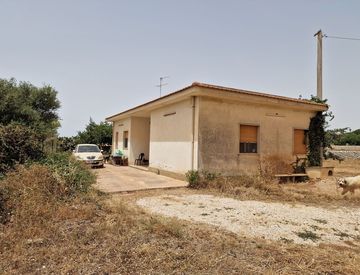 Foto 1 di 11 - Casa indipendente in Vendita in Via Modica Ispica 1341 a Modica