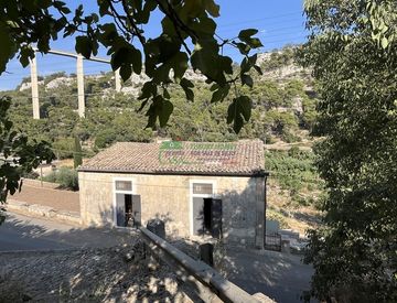 Foto 1 di 45 - Casa indipendente in Vendita in Via Fiumara 17 a Modica