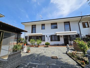 Foto 1 di 29 - Rustico, casale in Vendita in Via Faldella a Crescentino