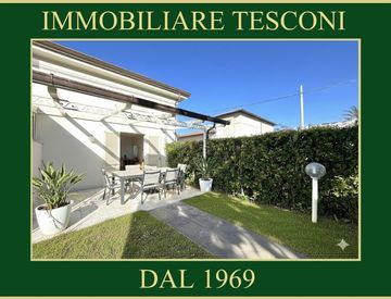 Facciata - Villa in Vendita in Via Sant'Antonio 10 a Pietrasanta
