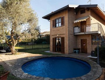 Piscina - Casa bifamiliare, trifamiliare in Vendita in Via Papa Giovanni XXIII 57 a Alzate Brianza