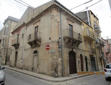 Foto 1 di 34 - Quadrilocale in Vendita in Via Giulio Cesare a Ragusa