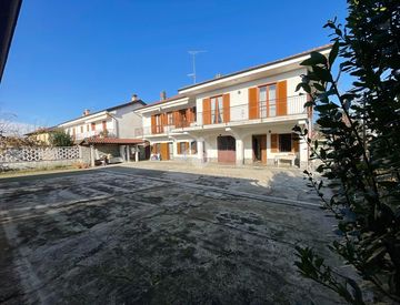 Foto 1 di 40 - Casa bifamiliare, trifamiliare in Vendita in Via Ugo Foscolo 21 a Crescentino
