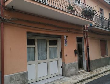 Foto 1 di 24 - Villa in Vendita in Via Maddalena Umberto a Ragusa