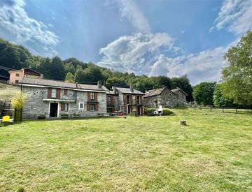 Facciata - Casa indipendente in Vendita in Via per Lago Delio a Maccagno con Pino e Veddasca