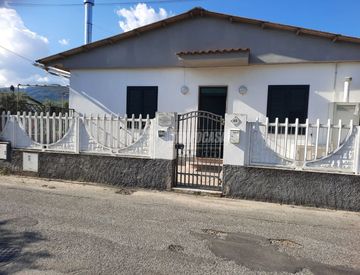 Foto 1 di 7 - Casa indipendente in Vendita in zona San Sostene Marina a San Sostene