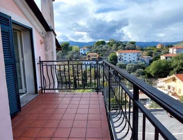 Terrazza - Trilocale in Vendita in Via Cantalupo a Imperia