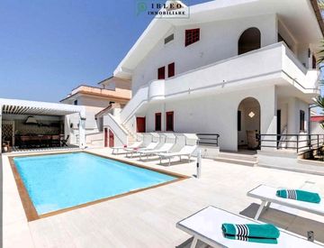 Piscina - Casa bifamiliare, trifamiliare in Vendita in Via delle Orchidee 541 a Ispica