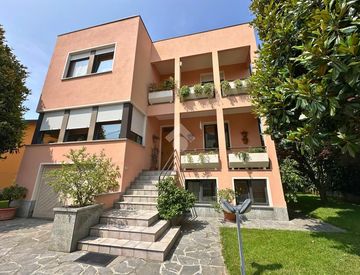 Foto 1 di 45 - Villa in Vendita in Via Fratelli Cairoli 8 a Santhià