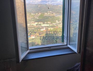 Foto 1 di 6 - Casa bifamiliare, trifamiliare in Vendita in Via Clavi a Imperia