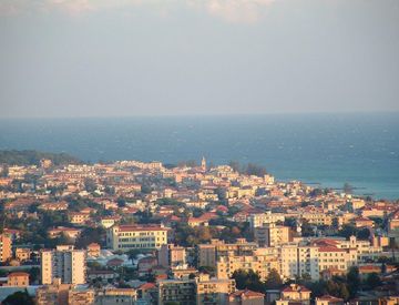 Foto 1 di 20 - Attico, mansarda in Vendita in zona Nervia a Ventimiglia