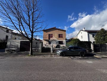 Facciata - Appartamento in Vendita in Via A. Rossi 14 a Schio