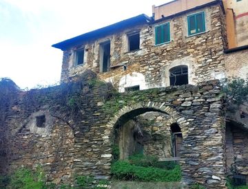 Foto 1 di 15 - Rustico, casale in Vendita in Via Trieste 3 a Pietrabruna